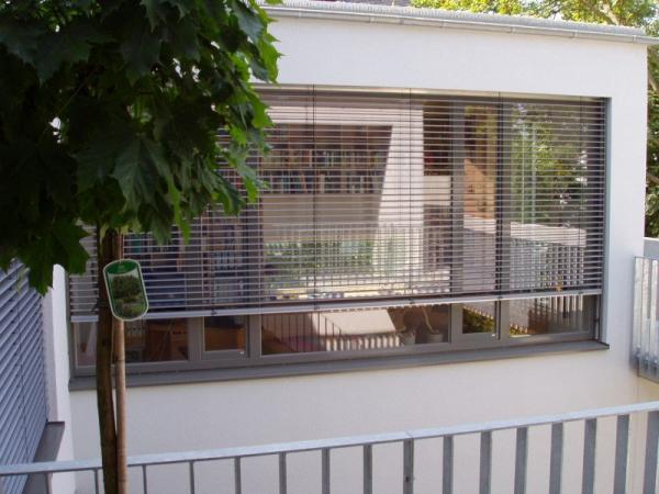 Holz-Alu-Fenster mit Jalousie