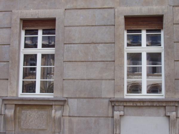 Holzfenster mit Wetterschenkel und Sprossen in Steinfassade verbaut