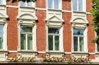 holzfenster-mit-wetterschenkel-bei-hotel-rosengarten