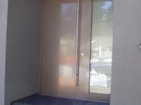 Holz-Alu-Haustüre mit geschlossenem Türblatt und verglastem Seitenteil