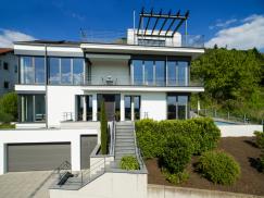 Holz-Aluminium-Fensterfront bei modernem Einfamilienhaus