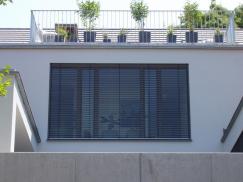 Raffstore-Jalousien in anthrazit