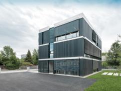 Raffstoren von ROMA in anthrazit bei modernem Einfamilienhaus