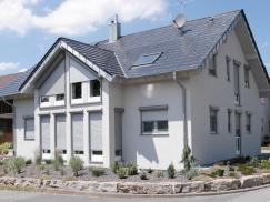 ROMA Rollladen bei Einfamilienhaus weiß 