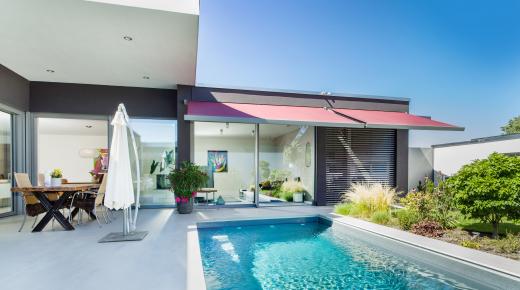 Fenster mit Hebeschiebetür zur Terrasse mit Pool im Vordergrund