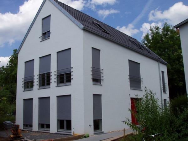 Holzfenster und Balkontüren mit Verschattung