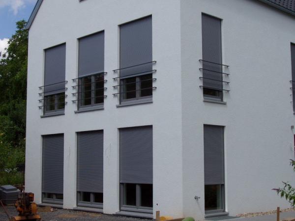 Balkontüren mit Geländer als Absturzsicherung