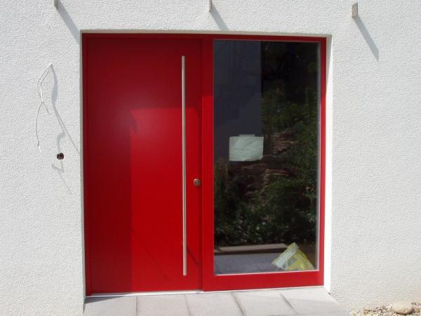 Holzhaustüre in rot mit Seitenteil und Griffstange über gesamte Türhöhe