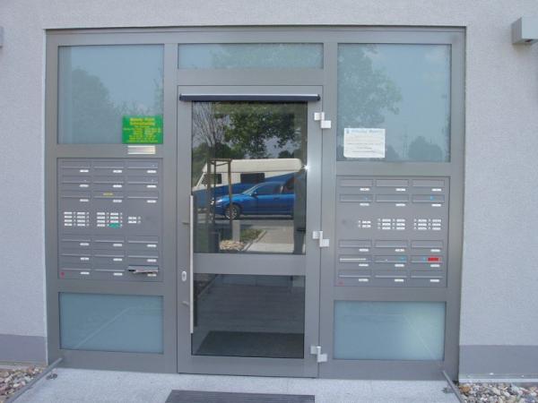 Alu-Eingangstüre auswärts öffnend mit Klingel, Sprechanlage und Briefkästen