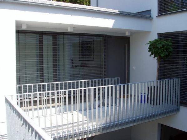 Holz-Alu-Fenster mit Jalousie