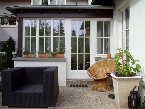 Holzfenster und Balkontüre mit Sprossen