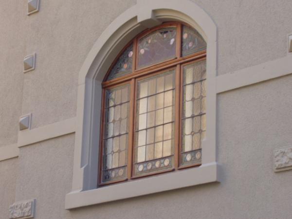 Holzfenster mit Bogen und Sonderverglasung (Bleiverglasung)