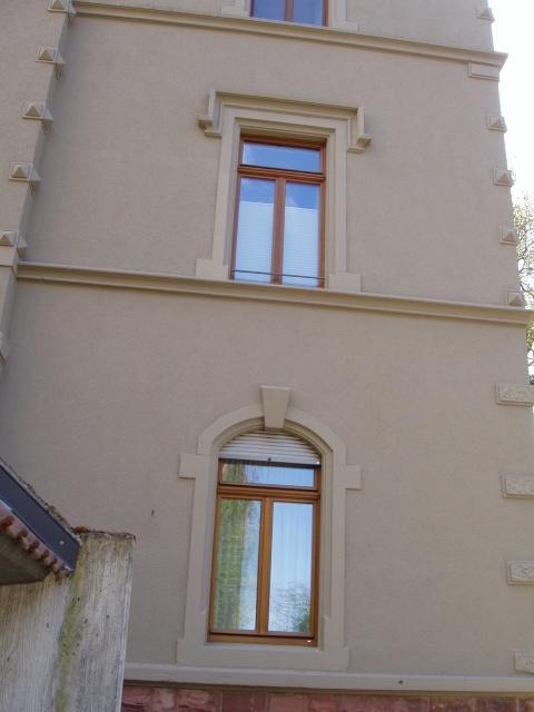 Holzfenster mit Wetterschenkel und Oberlicht mit Stichbogen