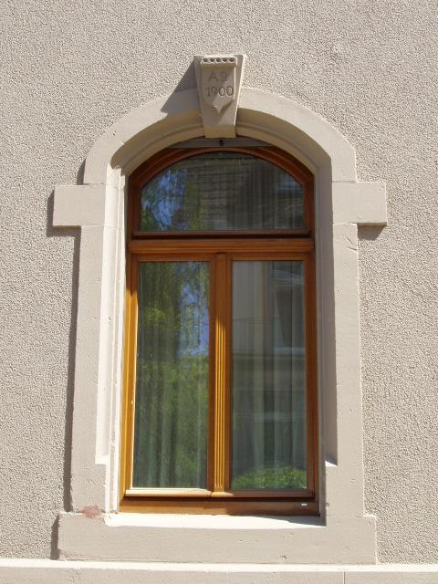 Holzfenster mit Wetterschenkel und Oberlicht mit Stichbogen