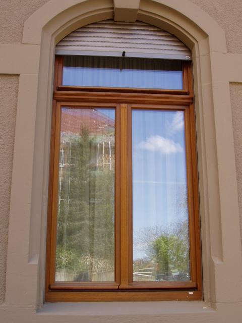 Holzfenster mit Wetterschenkel, Oberlicht mit Stichbogen und Rollladen