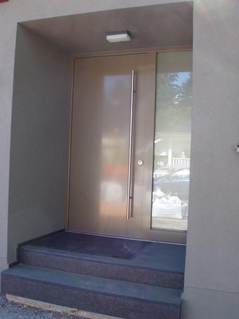 Holz-Alu-Haustüre mit geschlossenem Türblatt und verglastem Seitenteil
