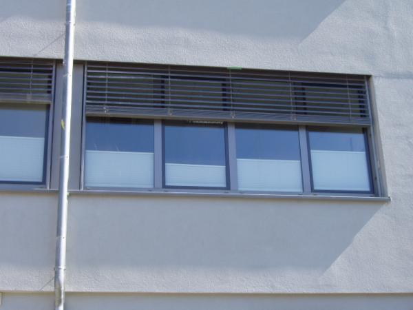 Holz-Alu-Fenster 2-farbig mit Raffstore