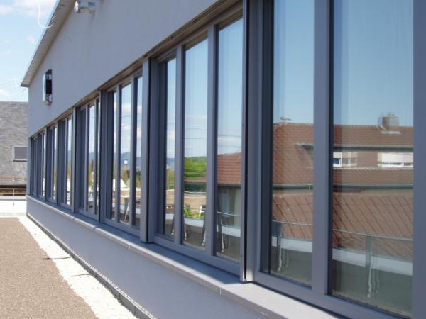 Holz-Alu-Fenster mit Sonnenschutz