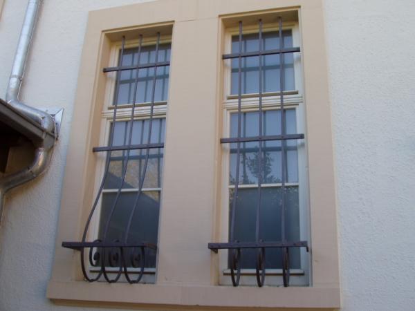 Holzfenster mit Wetterschenkel, Oberlicht und Kämpferzierprofil