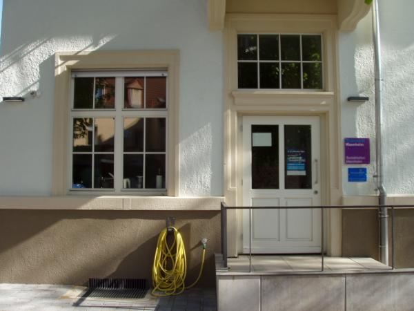 Holzhaustüre und Holzfenster in weiß