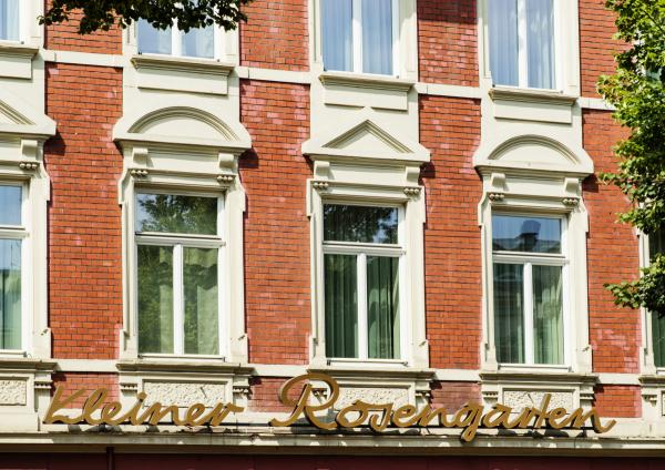 holzfenster-mit-wetterschenkel-bei-hotel-rosengarten 