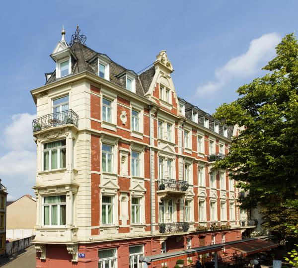 Holzfenster mit Oberlicht und Zierprofilen 