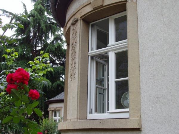 Holzfenster mit Sprossen, Oberlicht und Kämpferzierprofil