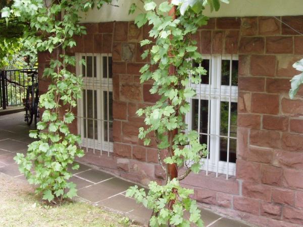 Holzfenster mit Sprossen, Oberlicht und Kämpferzierprofil in Sandsteinmauer verbaut