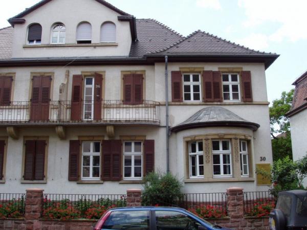 Stadtvilla mit Holzfenster weiß