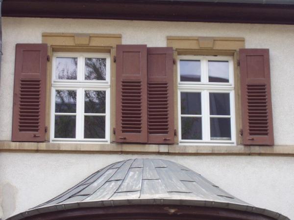 Holzfenster mit Sprossen, Oberlicht und Kämpferzierprofil