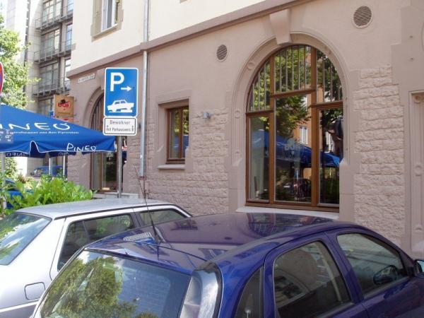 Rundbogenfenster mit Kämpfer und Zierprofilen