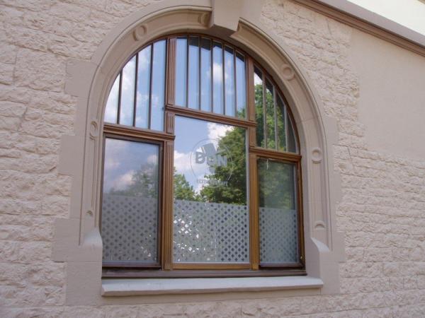 Rundbogenfenster mit Kämpfer und Sprossen