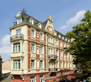 Holzfenster mit Oberlicht und Zierprofilen 