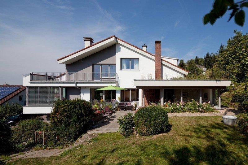 Holz-Fenster und Balkontüre mit Raffstoren als Sonnenschutz