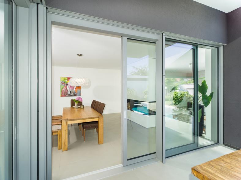 Hebe-Schiebe-Anlage in Alu-Holz mit rahmenloser Festverglasung