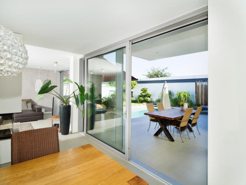 Hebe-Schiebe-Anlage in Alu-Holz mit rahmenloser Festverglasung