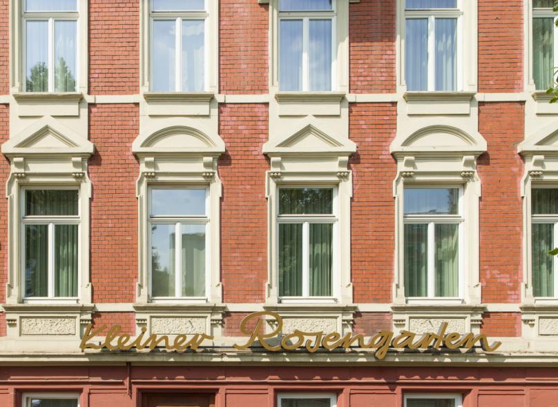 Holzfenster mit Oberlicht und Zierprofilen 