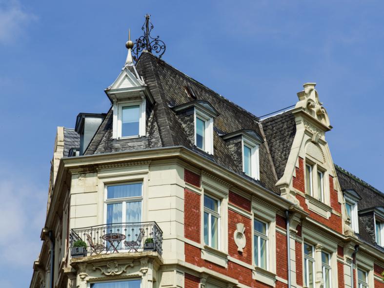 Holzfenster und Balkontüre mit Oberlicht und Zierprofilen 