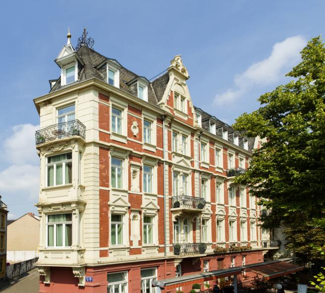 Holzfenster mit Oberlicht und Zierprofilen