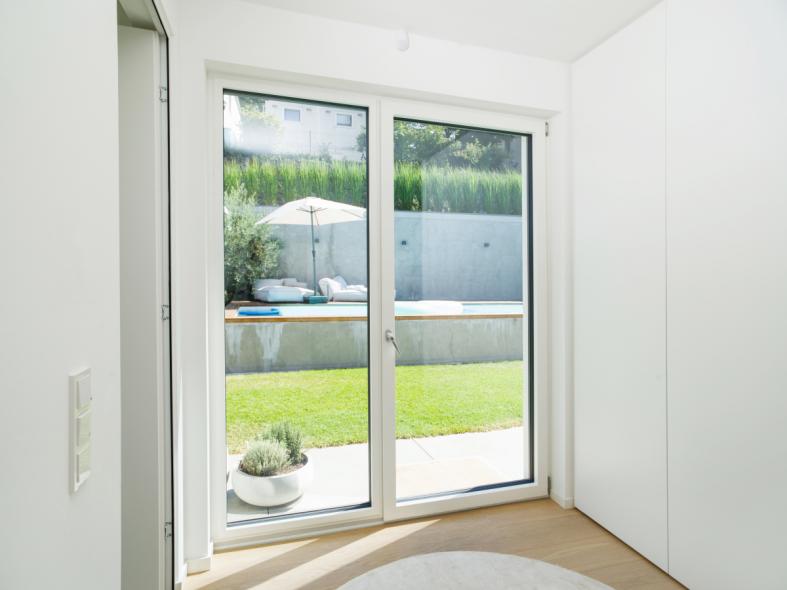 Balkontüre in Alu-Holz, Kiefer weiß lackiert