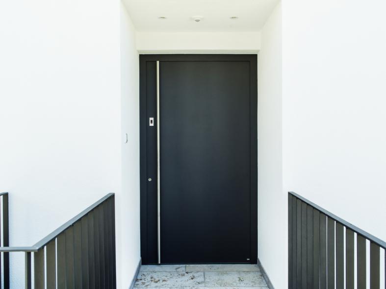 Alu-Haustüre flügelüberdeckend in DB 703 Feinstruktur